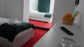 Фото номера Семейный номер с террасой Отель Hotel Cirus г. Предял 3
