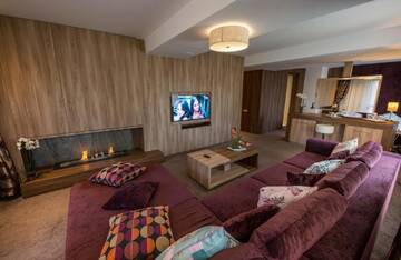 Фото номера Апартаменты Делюкс с камином и балконом Отель Eden Grand Resort г. Предял 8