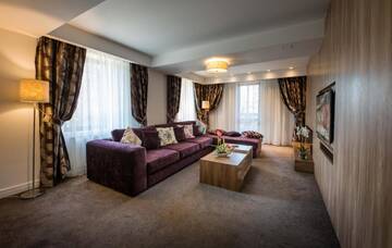 Фото номера Апартаменты Делюкс с камином и балконом Отель Eden Grand Resort г. Предял 10