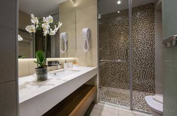 Фото номера Апартаменты Делюкс с камином и балконом Отель Eden Grand Resort г. Предял 5