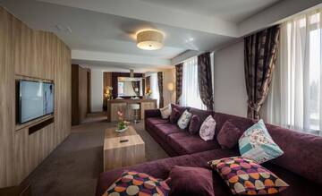 Фото номера Апартаменты Делюкс с камином и балконом Отель Eden Grand Resort г. Предял 3